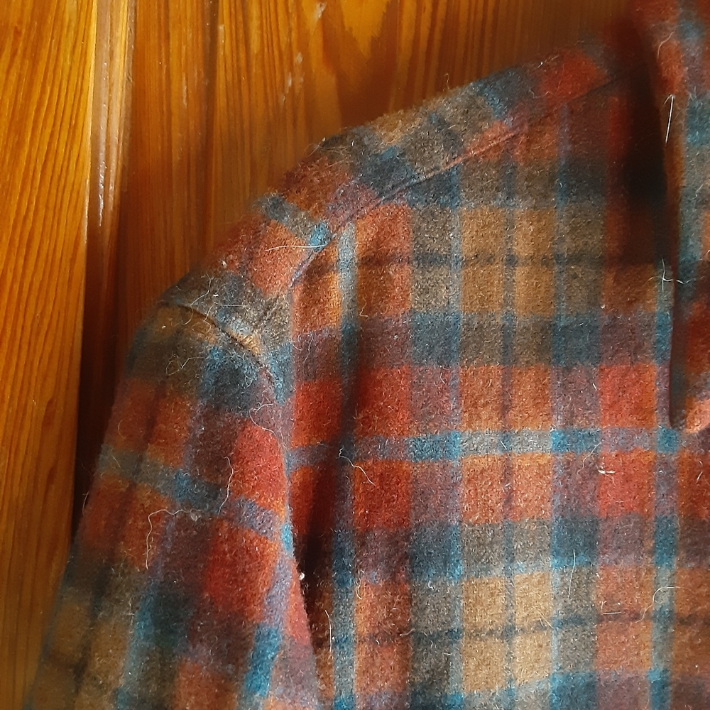 Vintage Womens Pendleton wool button-up, large - Picture 3 of 4